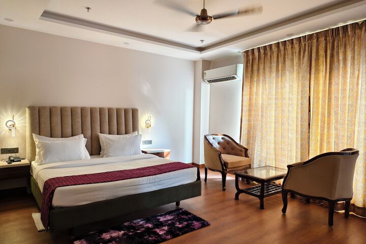 Room 4 of 73