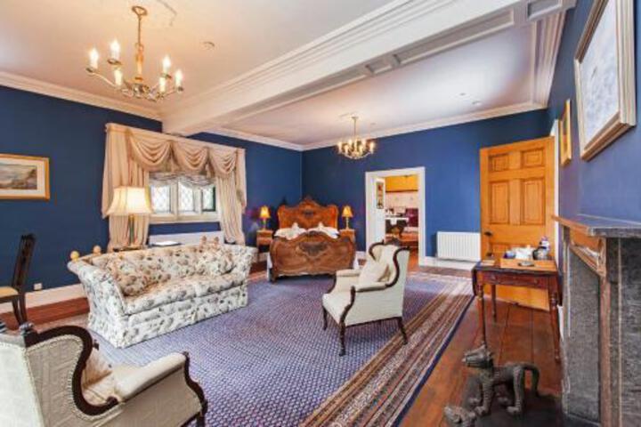 Room 5 of 11
