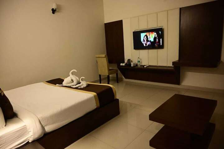 Room 3 of 9
