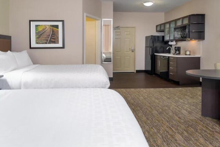Studio Queen Size Bed (3 of 14)