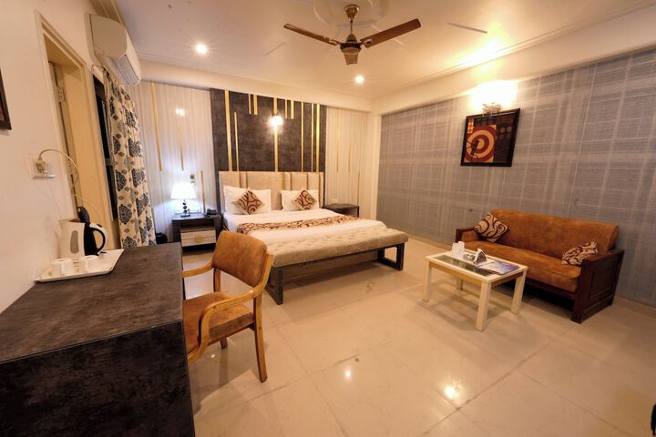Room 13 of 19