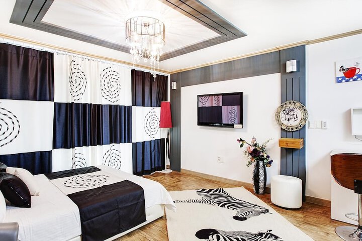 Room 16 of 34