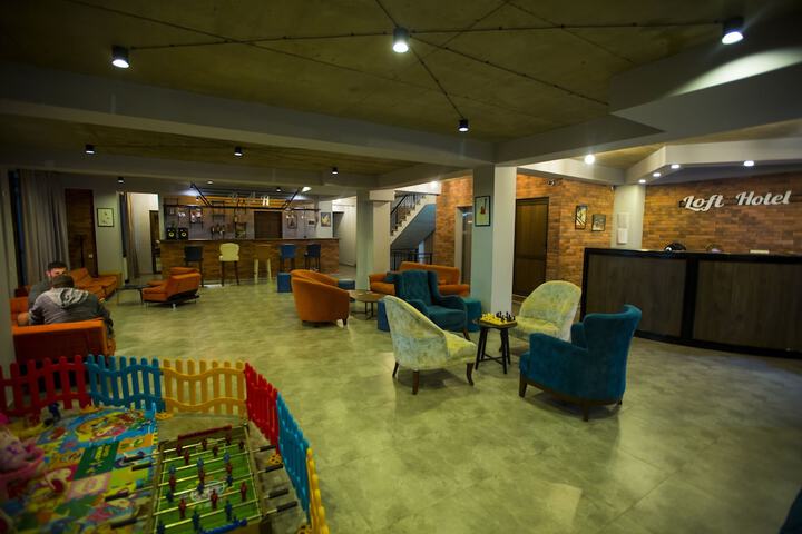 Lounge 36 of 52