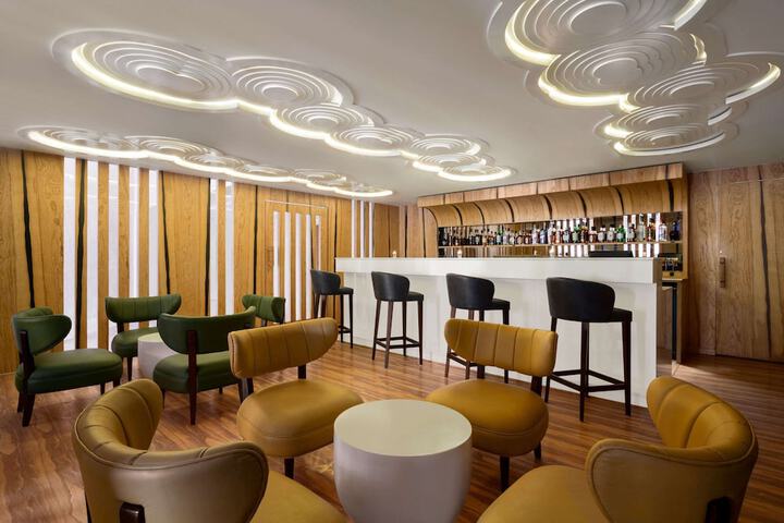 Lounge 27 of 35