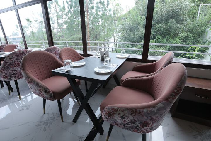 Dining 79 of 98