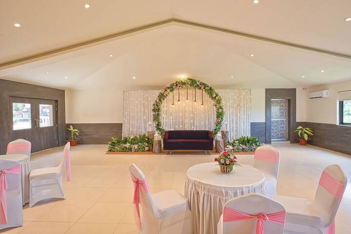 Ballroom/Hall 37 of 48