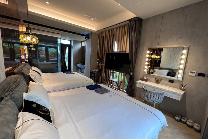 Room 42 of 147