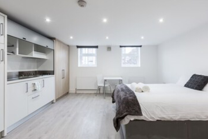 Room 5 of 9