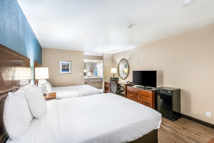 1 Queen Bed (5 of 16)