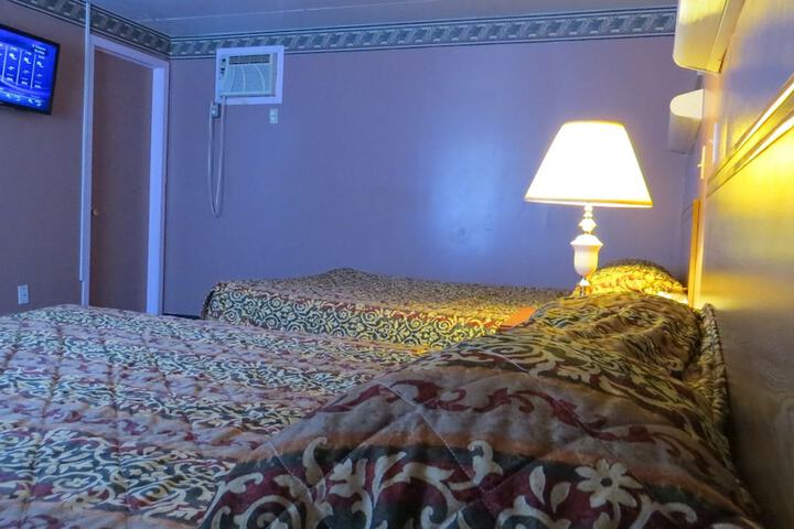 1 Queen Bed (4 of 6)