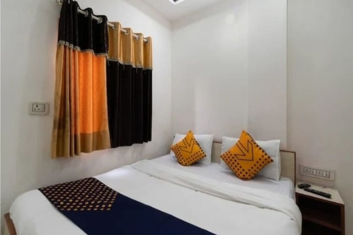 Room 7 of 12