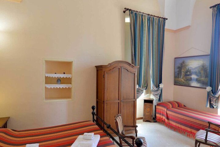Room 27 of 73