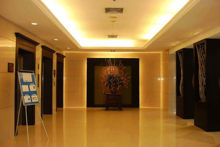 Ballroom/Hall 41 of 48