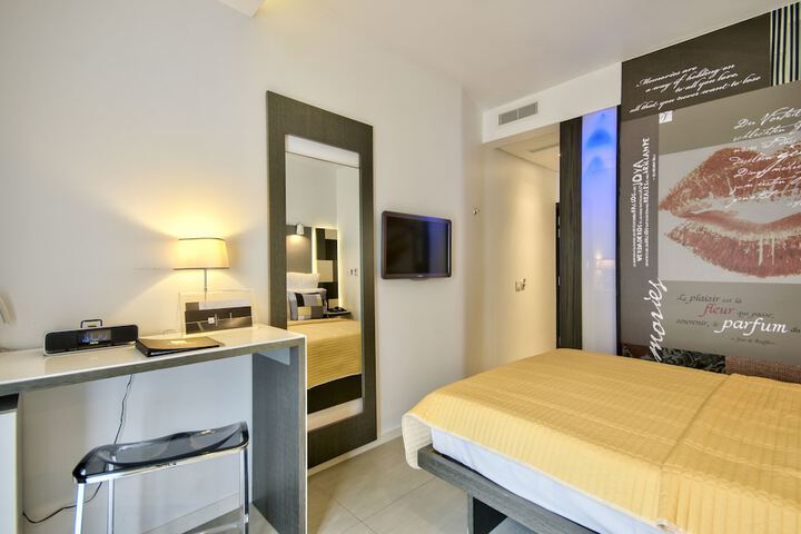 Room 18 of 100