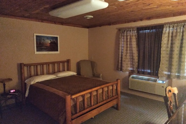 Comfort Room 1 Queen Bed with Sofa Bed (7 of 10)
