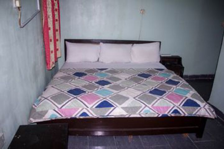 Room 13 of 37