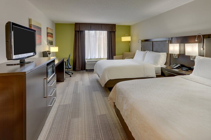2 Queen Beds (12 of 12)