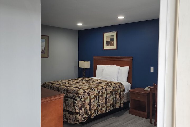 Economy Room 2 Queen Beds (8 of 12)
