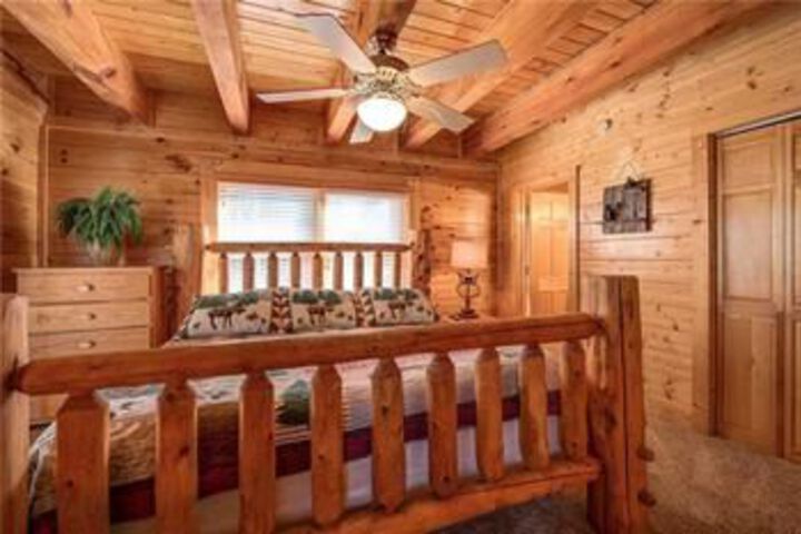 Exterior of Sleepy Bear Lodge 7 Bedroom Home with Hot Tub