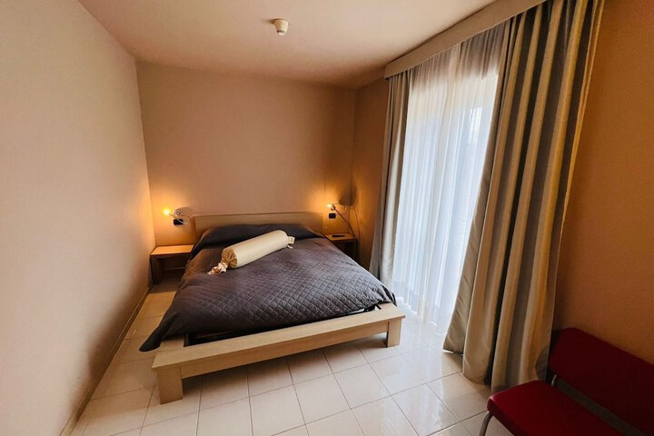Room 33 of 64