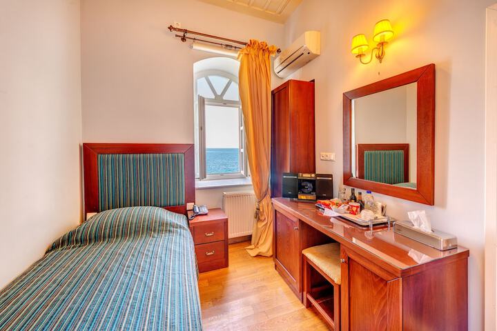 Room 7 of 92