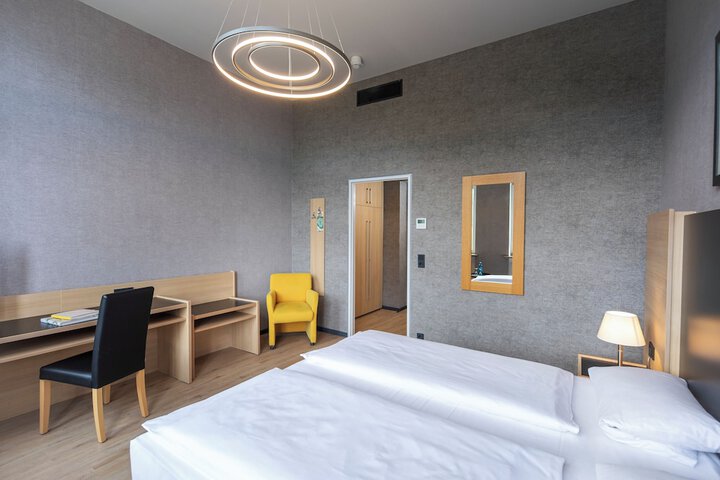Room 25 of 98
