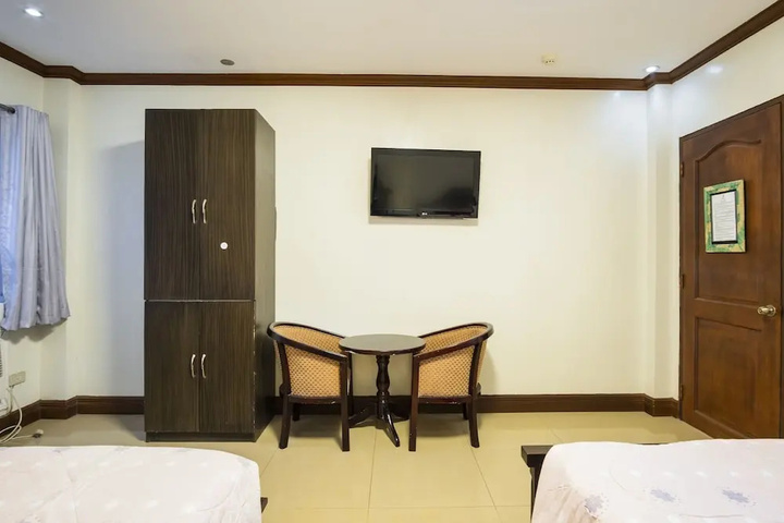 Room 6 of 9