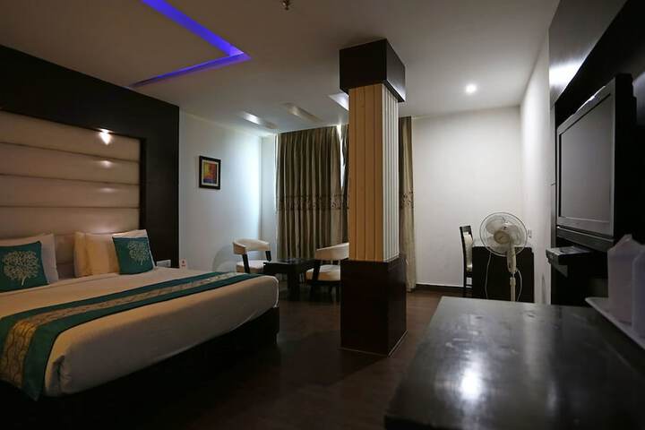 Room 6 of 14