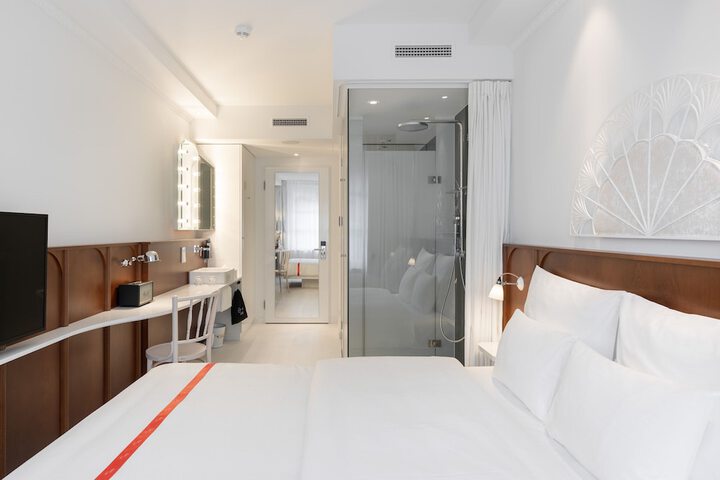 Room 16 of 77