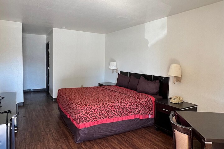 Room 4 of 8