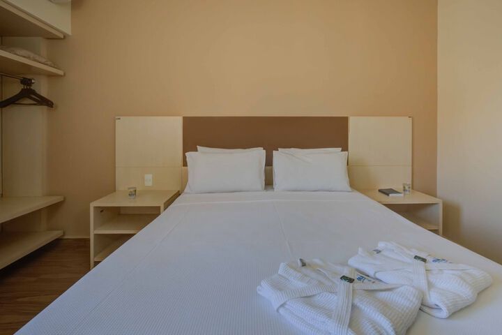 Room 2 of 76