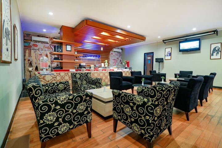 Lounge 30 of 47