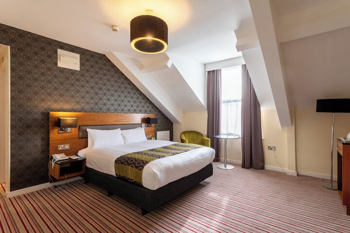 Room 32 of 147