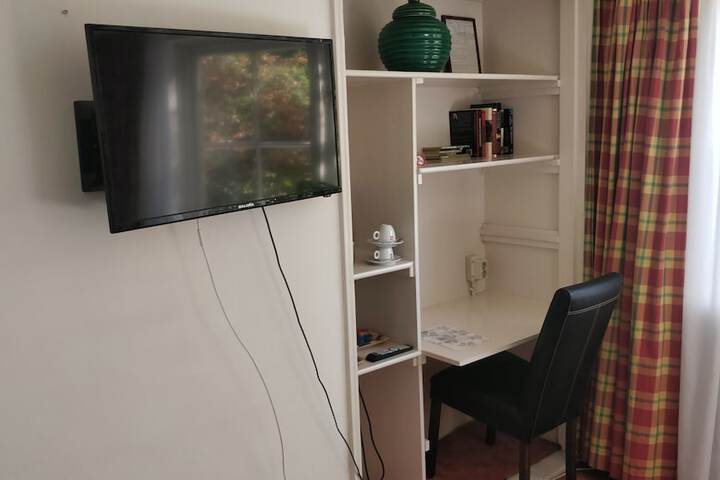 Room 11 of 37