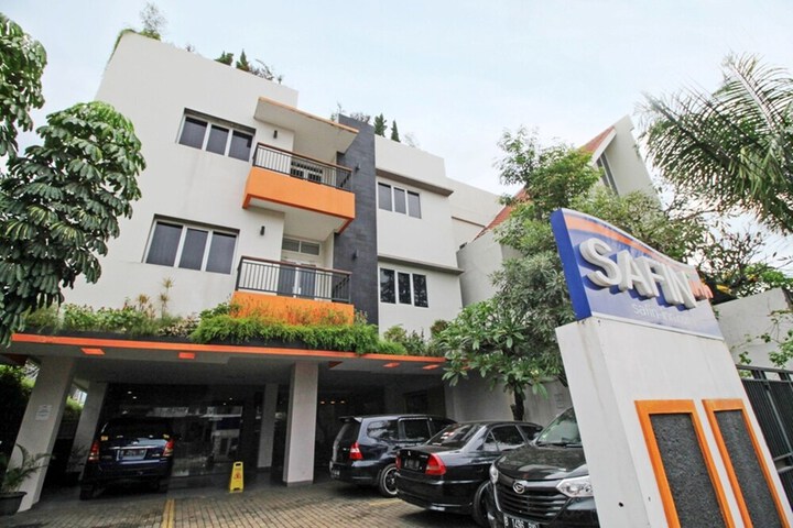 Reddoorz Plus Near Itc Fatmawati