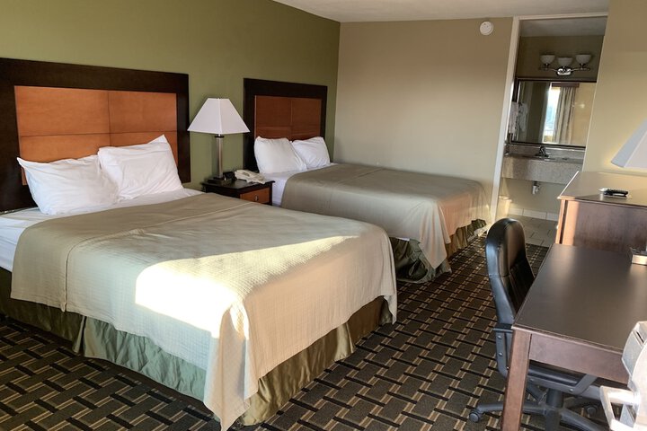 1 Queen Bed (5 of 15)
