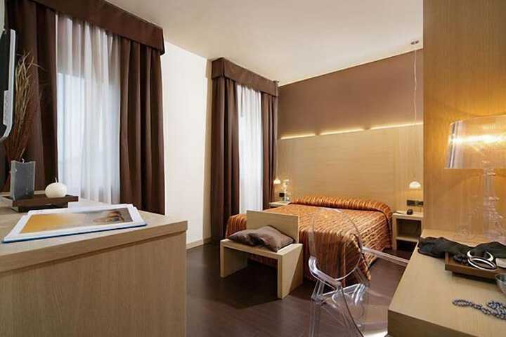 Room 5 of 18