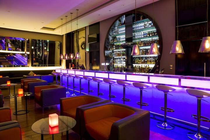 Lounge 44 of 52