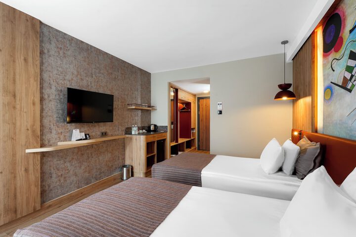 Room 33 of 73