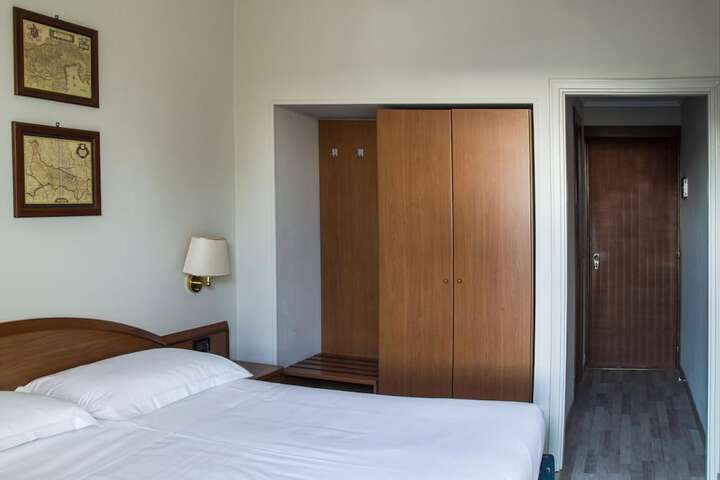 Room 13 of 25