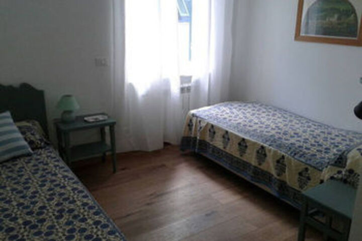 Room 9 of 34
