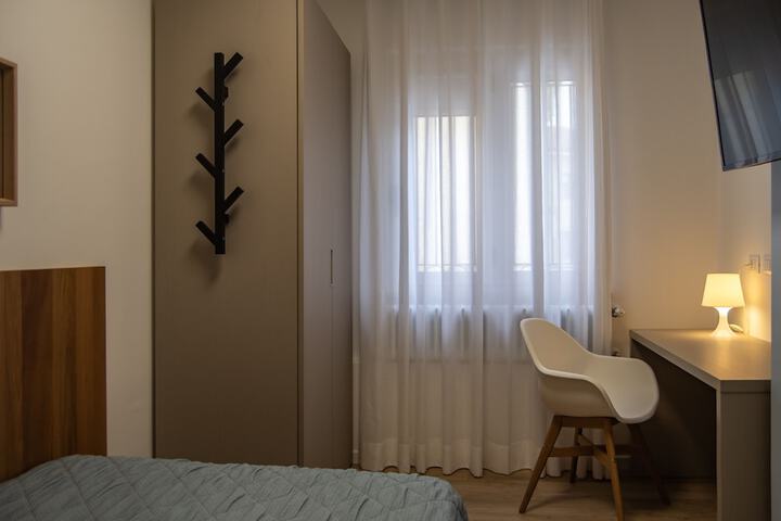 Room 9 of 102