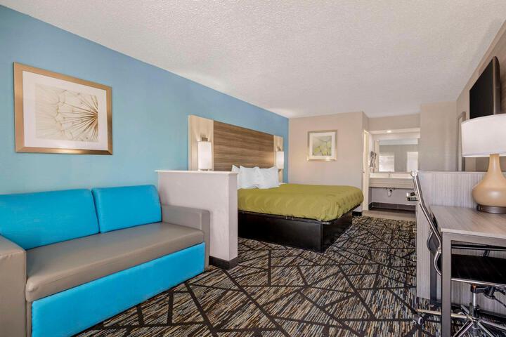 1 King Bed (2 of 18)