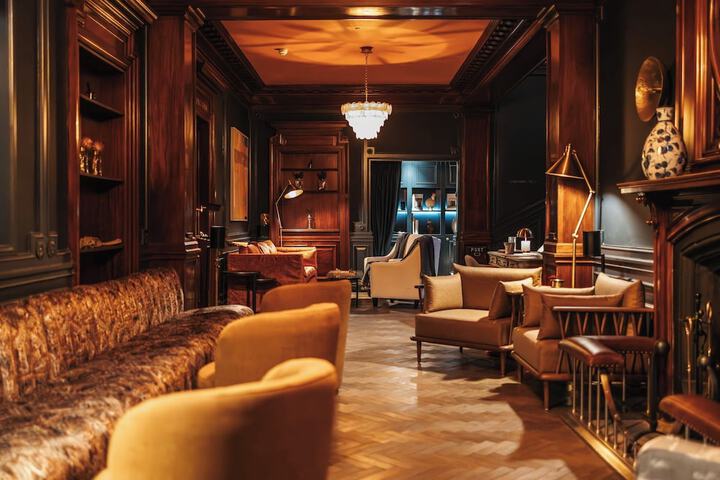 Lobby lounge