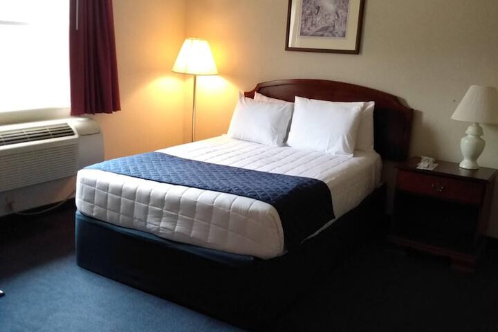1 Queen Bed (2 of 6)