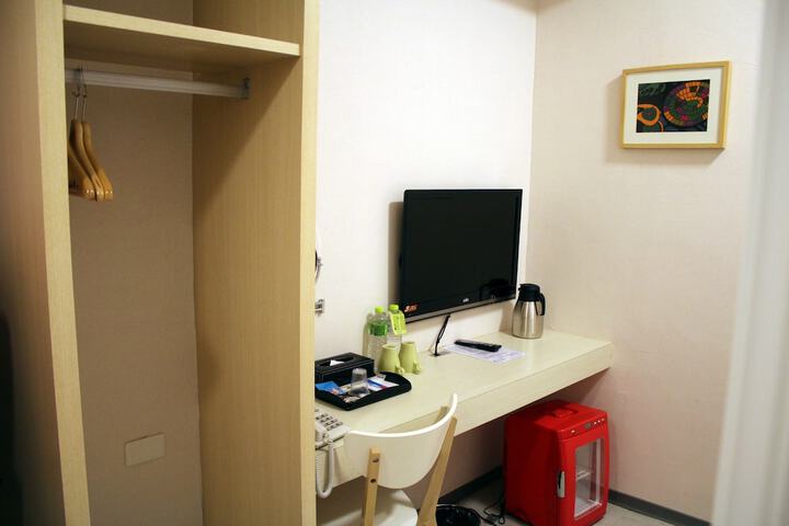 Room 27 of 48