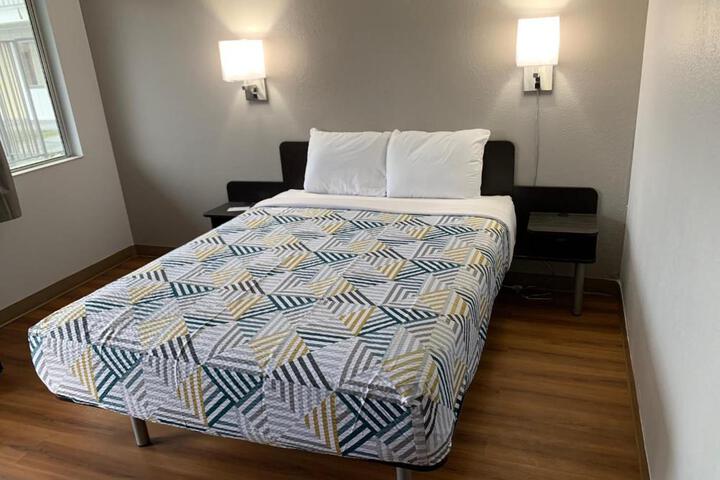 1 Queen Bed (4 of 16)