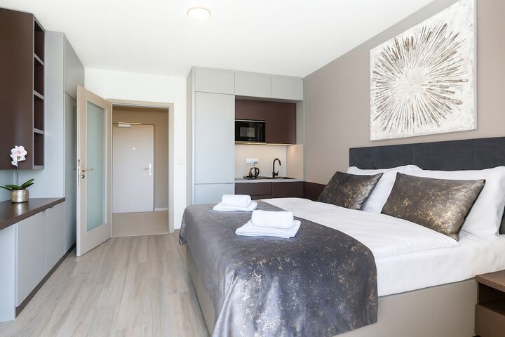 Room 4 of 7