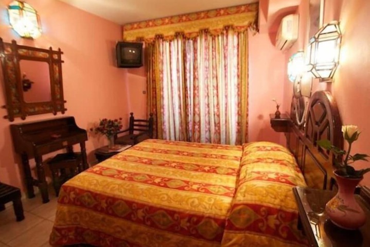 Room 5 of 10
