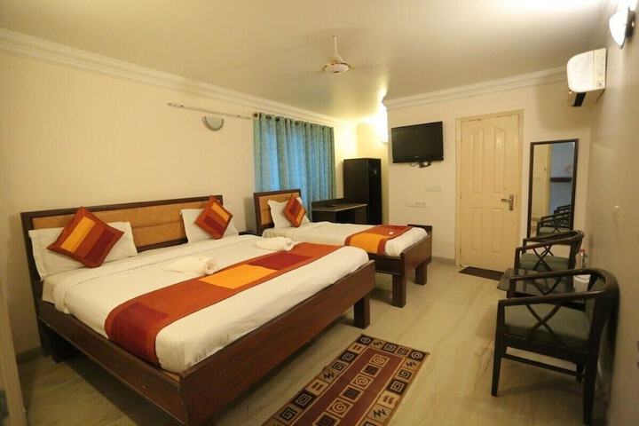 Room 9 of 18